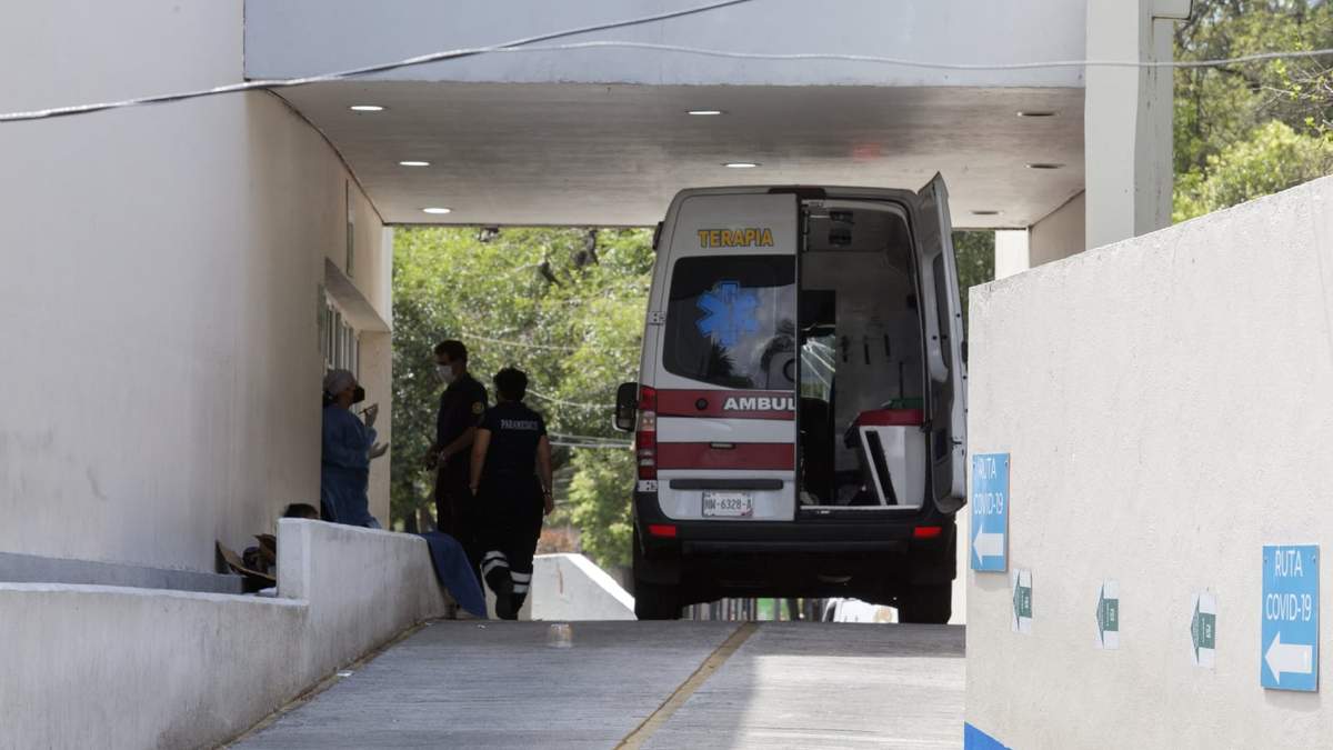 Un equipo de paramédicos llega a la zona de urgencias del Hospital General de Zona número 1-A “Dr. Rodolfo Antonio de Muchas Macías”