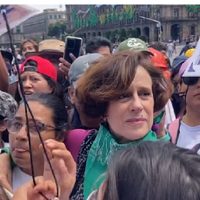 Corren a Denise Dresser de marcha del 2 octubre: "Fuera, fuera, fuera" (Video)