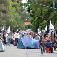 La Municipalidad de Neuquén volvió a denunciar los acampes y los cortes en la Avenida Argentina