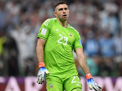 Baila el Dibu Martínez: la nueva regla que implementaría la FIFA y beneficiaría al arquero de la Selección
