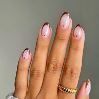 Nail Art: manicura francesa con puntos, perfecta para darle un toque coqueto a tus uñas cortas