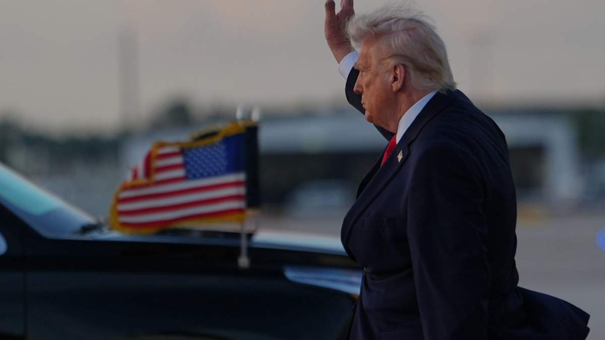 El presidente Donald Trump saluda tras su llegada a bordo del Air Force One al Aeropuerto Internacional de Miami, el sábado 11 de abril de 2026, en Miami