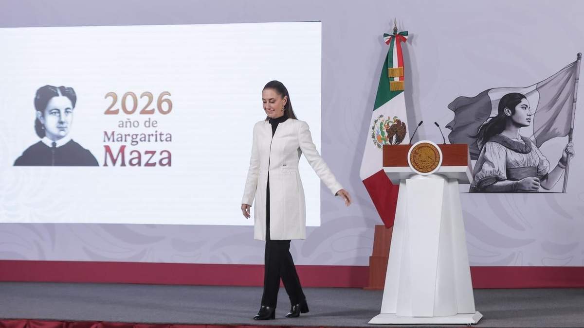 La presidenta al momento de desalojar el salón donde se realiza la conferencia matutina tras la activación de la alerta sísmica