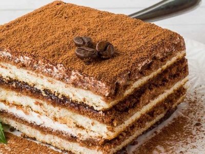 Tiramisú de yogur: el postre cremoso con café que se prepara en solo 10 minutos con pocos ingredientes
