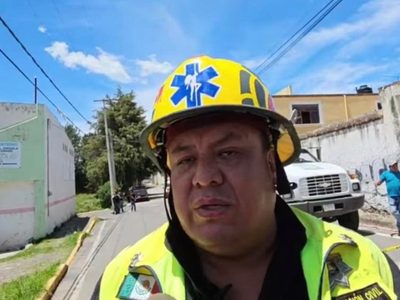 Director de protección civil de Tlaxcala luce bailarina de table en su casco y desata polémica