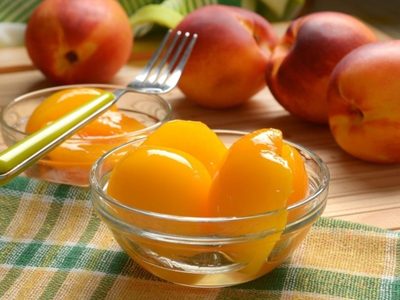 Con galletitas de agua, creá este postre helado de duraznos y dulce de leche: en pocos minutos, la receta que sorprende