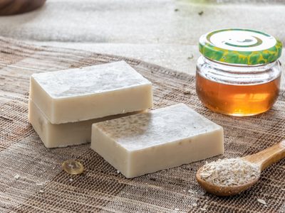 No gastes en productos: prepará este jabón antimanchas y natural para embellecer tu piel