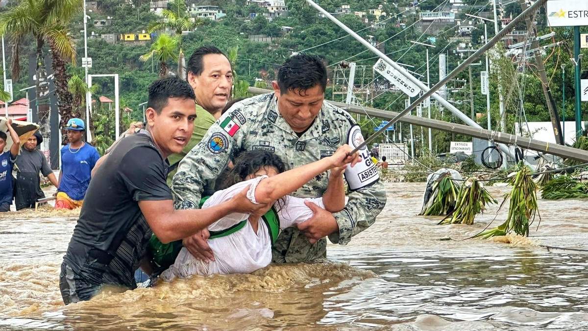 Rescate de personas en Acapulco