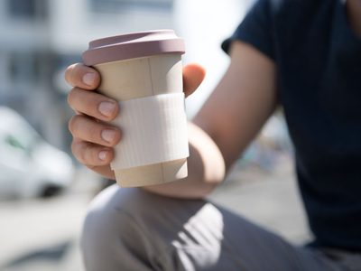 Ya no vas a tirar el vaso descartable cuando se acabe el café: convertirlo en este canasto re tierno y útil