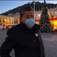Dejan una camioneta con cadáveres al pie de árbol navideño frente a Palacio de Gobierno de Zacatecas