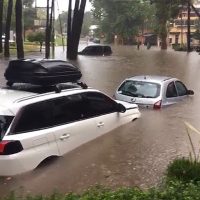Autos bajo agua y una tromba marina: así fue el fuerte temporal en Pinamar y Lucila del Mar