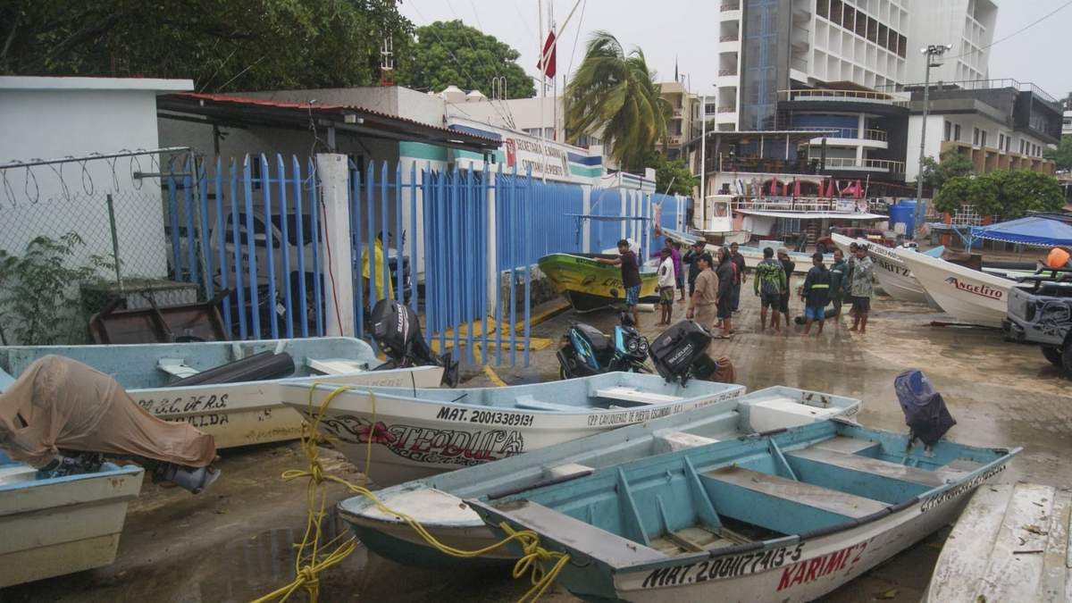 Lancheros, ciudadanos y turistas en Puerto Escondido, horas antes de la llegada del huracán John