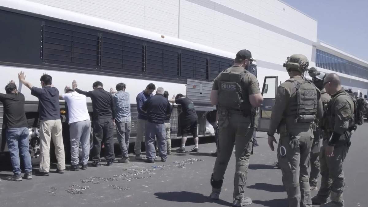 Imagen de video difundido por la agencia migratoria estadounidense ICE via DVIDS, que muestra a empleados en una fábrica de Hyundai Motor Group en in Ellabell, Georgia, el 4 de septiembre