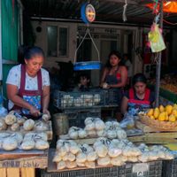 Las madres mexicanas trabajan el doble y ganan la mitad