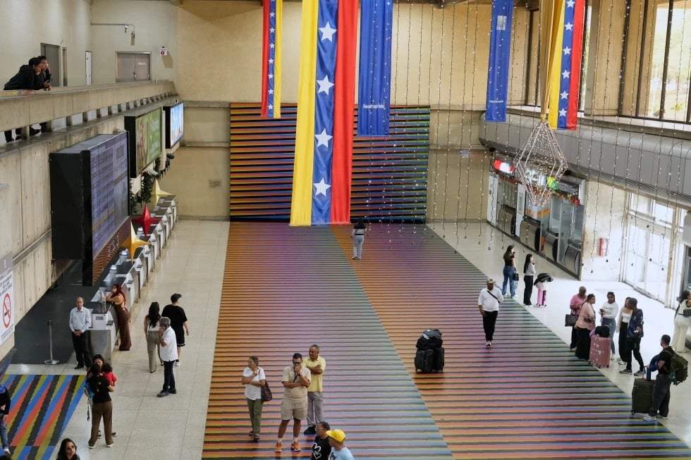 Viajeros esperan en la sala principal del Aeropuerto Internacional Simón Bolívar de Maiquetía, en Maiquetía, Venezuela, el domingo 23 de noviembre de 2025, después de que varias aerolíneas internacionales cancelaran vuelos tras una advertencia de la Administración Federal de Aviación de Estados Unidos sobre una situación peligrosa en el espacio aéreo venezolano.