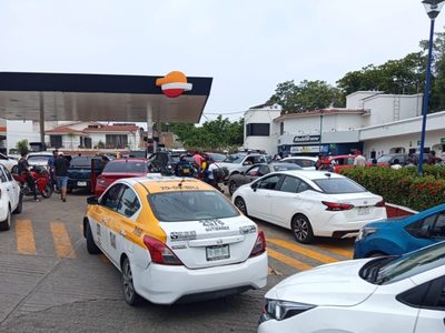 Maestros del SNTE-CNTE toman gasolineras en Tuxtla; Coparmex exige aplicar la ley