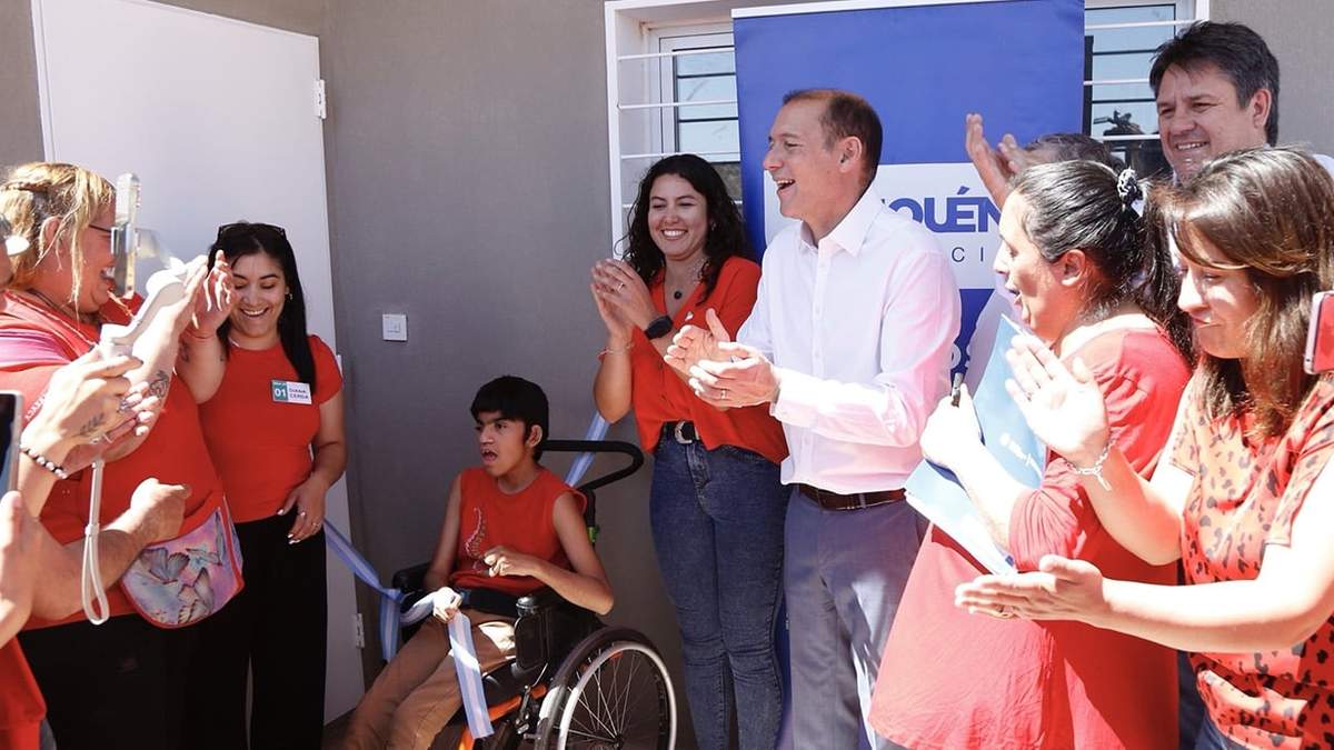 Omar Gutiérrez en la entrega de viviendas. Fuente: (Neuquén Informa).
