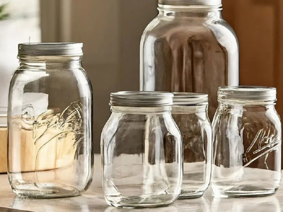 Si tenés un frasco de vidrio gigante en tu cocina y sin usar: mirá esta idea Pinterest para decorarlo con onda vintage