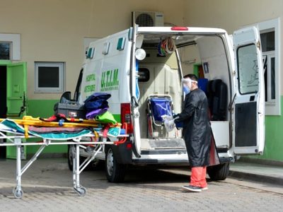 Insólito: un paciente cayó de una ambulancia en movimiento en Bariloche
