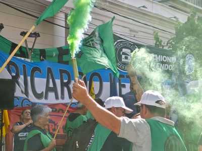 Paro y protesta frente a la Legislatura contra la reforma laboral