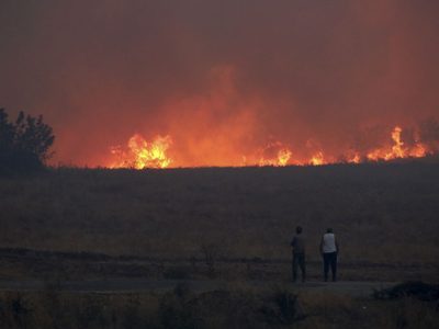 Evacuan más aldeas por incendio forestal en el norte de Grecia