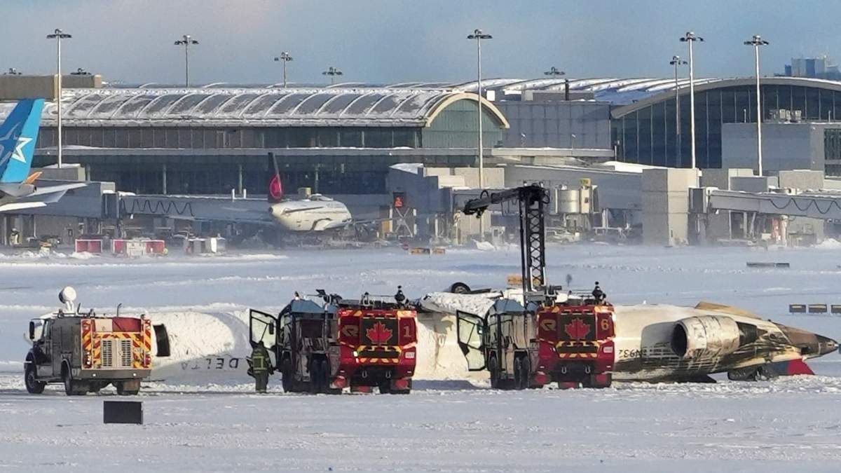 El avión volcado de Delta Airlines en el Aeropuerto Internacional Toronto Pearson el 17 de febrero del 2025