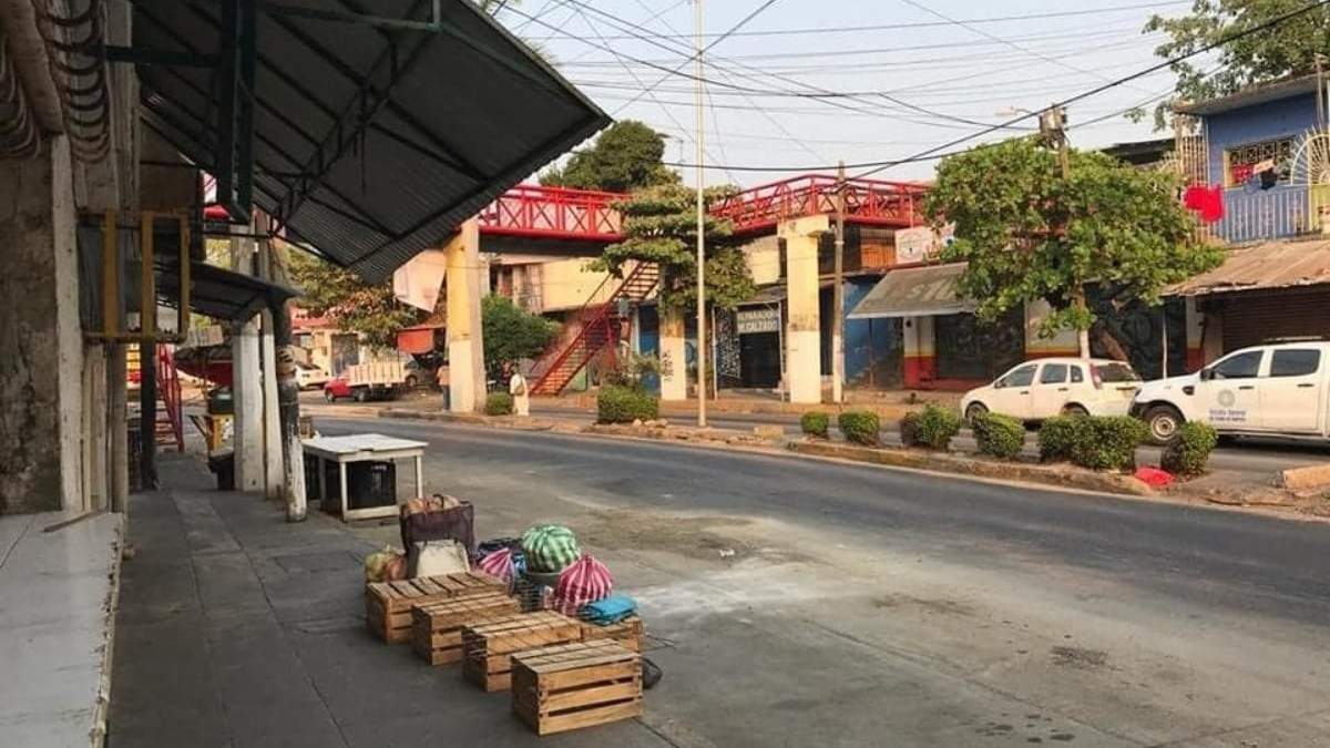 El puente peatonal donde dejaron los cuerpos