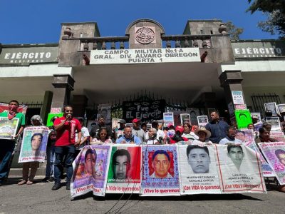 Padres de los normalistas de Ayotzinapa levantan plantón tras informe que vincula a Peña con la Verd