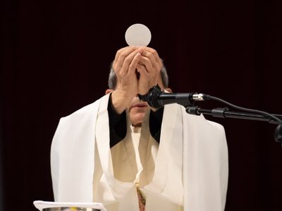 Un cura realizó un exorcismo para "expulsar" al coronavirus de Argentina