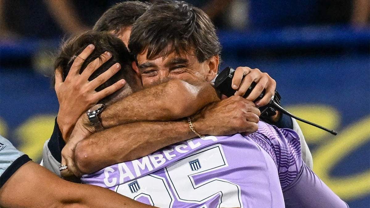 Gustavo Costas se funde en un abrazo con Cambeses.