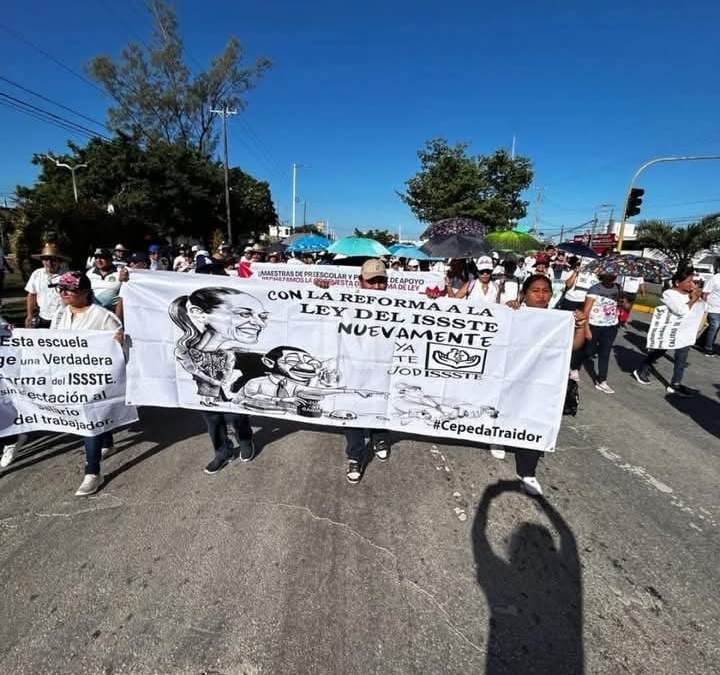 Maestros marchan contra reforma a la Ley del ISSSTE en Quintana Roo