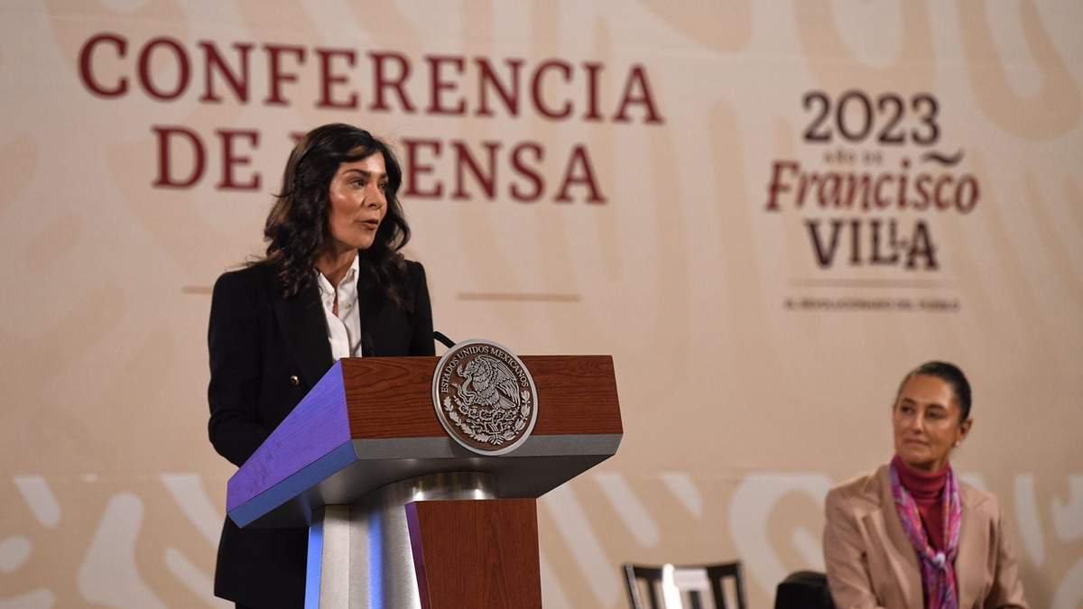 La presentadora en la conferencia matutina