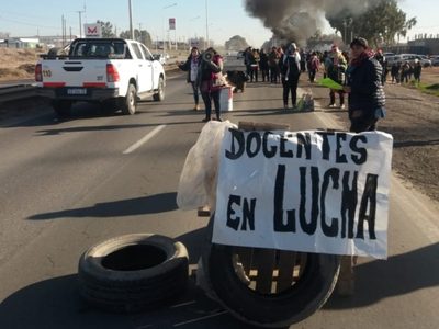 Docentes del Chañar y Añelo cortaron la ruta 7 por “falta de transporte eficiente y seguro”