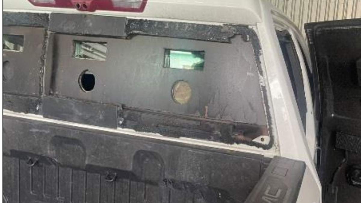 Uno de los vehículos con blindaje artesanal asegurado tras el enfrentamiento