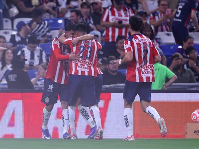 El portero Raúl Rangel ataja un penalti de último minuto para que Chivas se imponga 3-2 a Monterrey