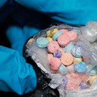 Autoridades de EU alertan por aumento de fentanilo arcoíris en operativos de Sonora y Arizona