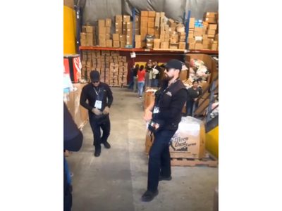 Dueña de la bodega Saldos Koko regala toda su mercancía para evitar decomiso del SAT
