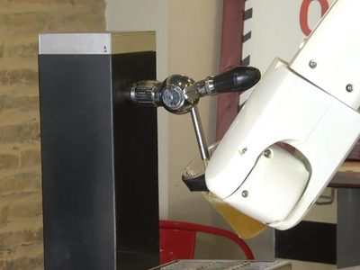 En un bar andaluz usan robots para servir cerveza