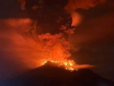 Impresionante erupción volcánica obliga a evacuaciones y cierra aeropuerto por ceniza en Indonesia