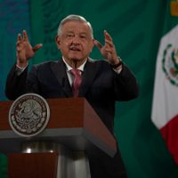 AMLO dice que seguirá criticando a medios porque lo "mayoritean"