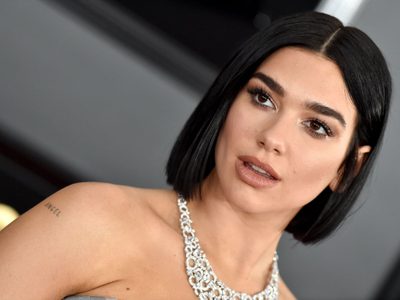 Dua Lipa en el baño abrió de más y la falda asomó el secreto... ¡Hasta el fondo!