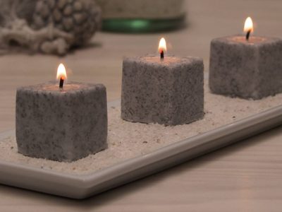 Con algunas piedritas que encuentres en tu jardín o en el pasto: creá este portavelas rústico y con mucha onda