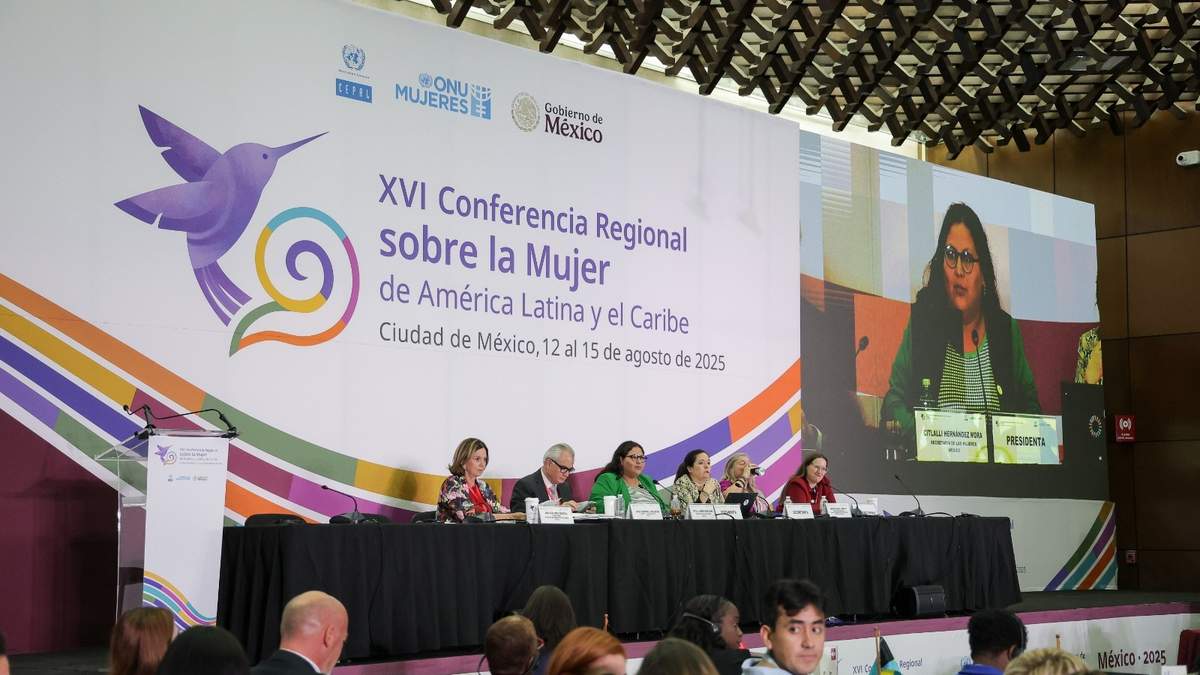 Citlalli Hernández en la conferencia