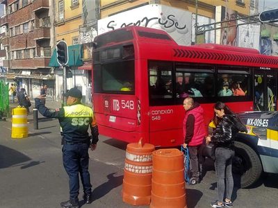 Chocan dos unidades del Metrobús en Bucareli