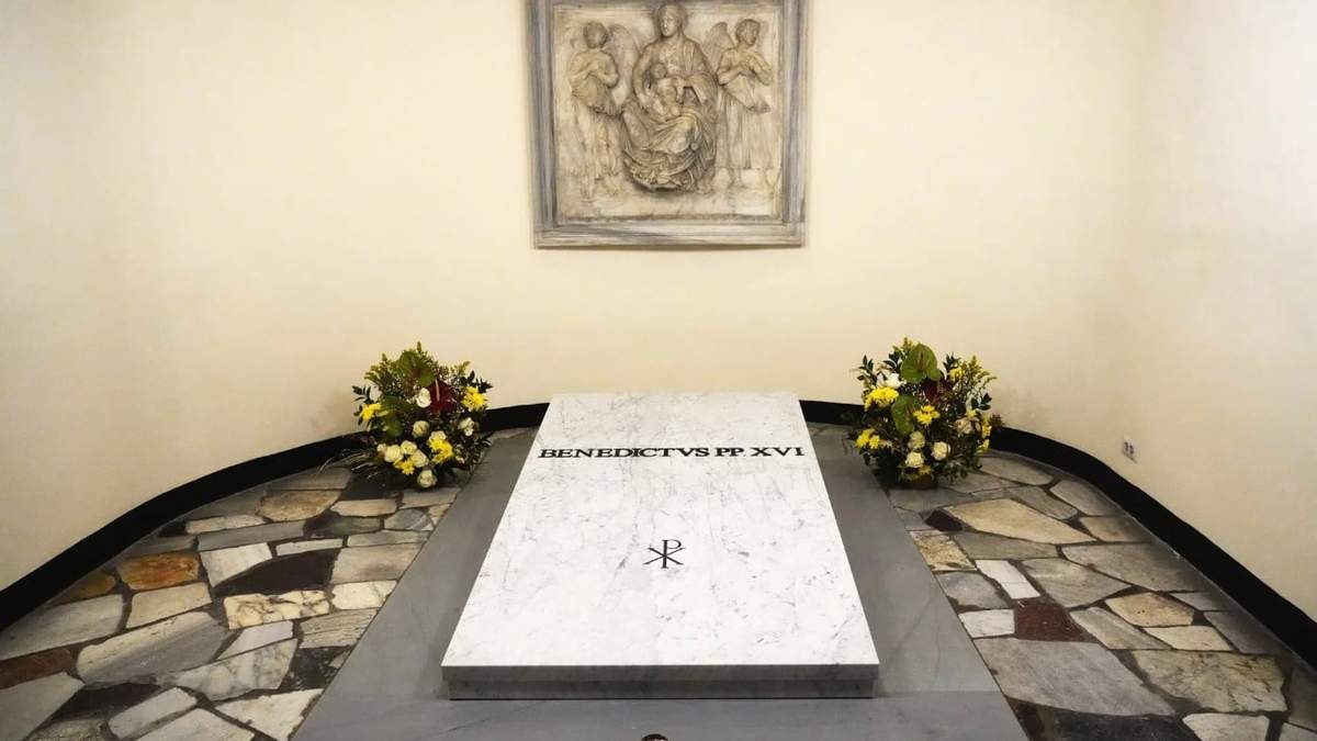 La tumba del Papa emérito Benedicto XVI dentro de la Basílica de San Pedro