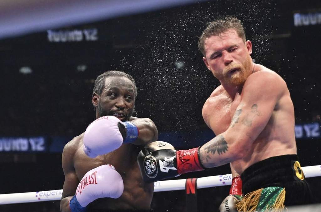 Terence Crawford propina un puñetazo al mexicano Saúl "Canelo" Álvarez en un combate por los títulos de los supermedianos, el sábado 13 de septiembre de 2025, en Las Vegas