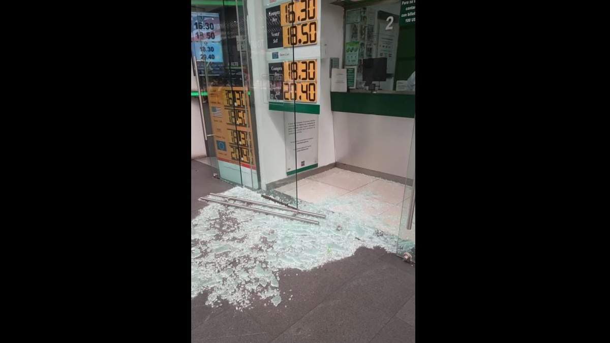 Puerta de cristal rota por un niño que jugaba con ella