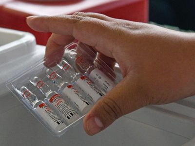 Dosis de refuerzo de Pfizer y Moderna protegen hasta un 90% contra hospitalización por ómicron