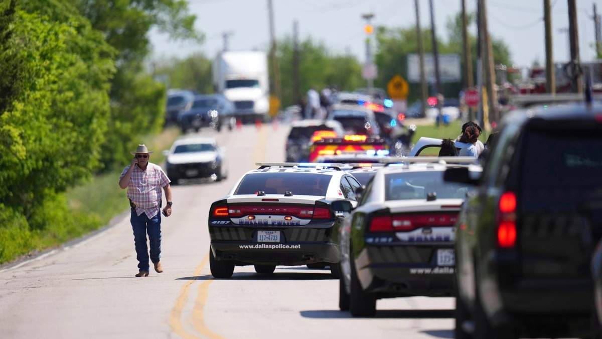 Un agente encubierto de la policía de caminos de Texas llega a la secundaria Wilmer-Hutchins, en Dallas, Texas, donde se reportaron disparos