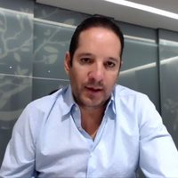 Gobierno de Querétaro presume compra de 80 mil trajes para médicos